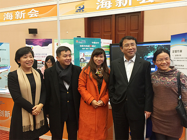 海淀區領導蒞臨展位與我司副總合影